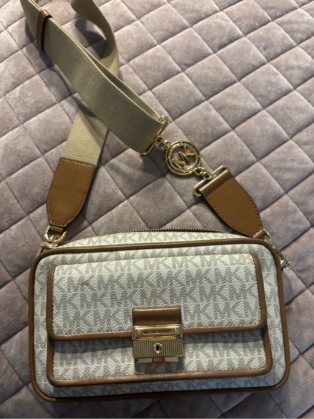Michael Kors Signature Bradshaw
Medium Pocket Camera
Crossbody